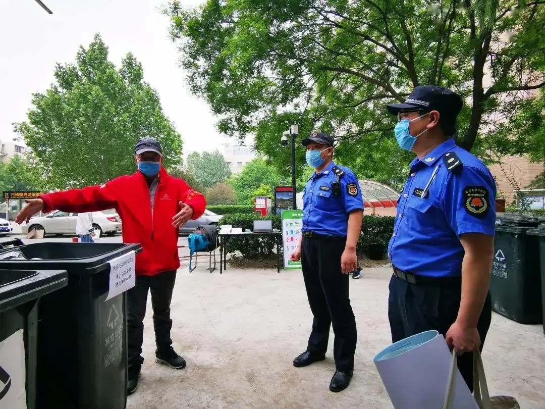 青岛城管垃圾分类图片.webp.jpg