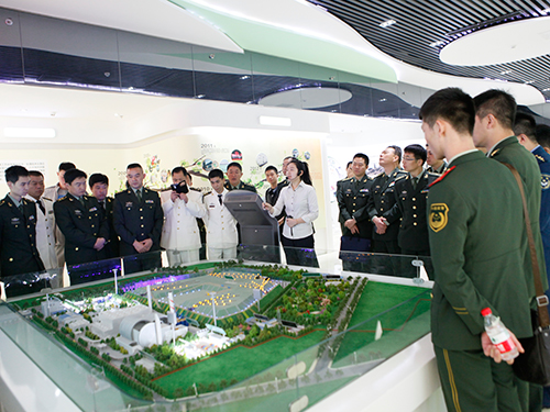 首都文明办首次组织驻京部队部分官兵参加“市民垃圾文明一日游”